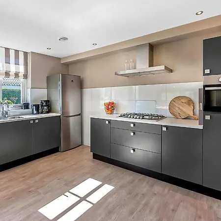 5 Bedroom Beautiful In Дом отдыха Нордвейк-ан-Зее