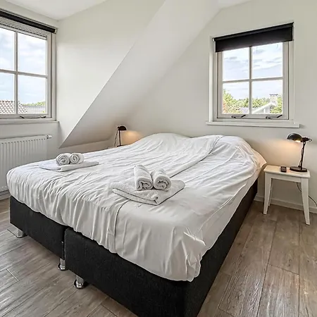 5 Bedroom Beautiful In Нордвейк-ан-Зее