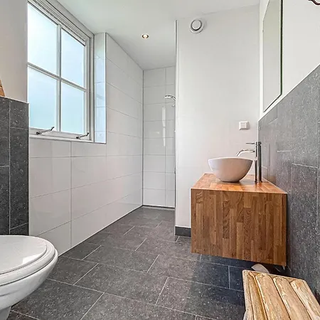 5 Bedroom Beautiful In *